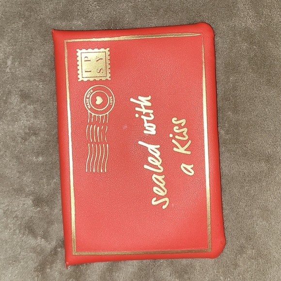 Ipsy Sealed with a Kiss Red Makeup Bag - Picture 1 of 5